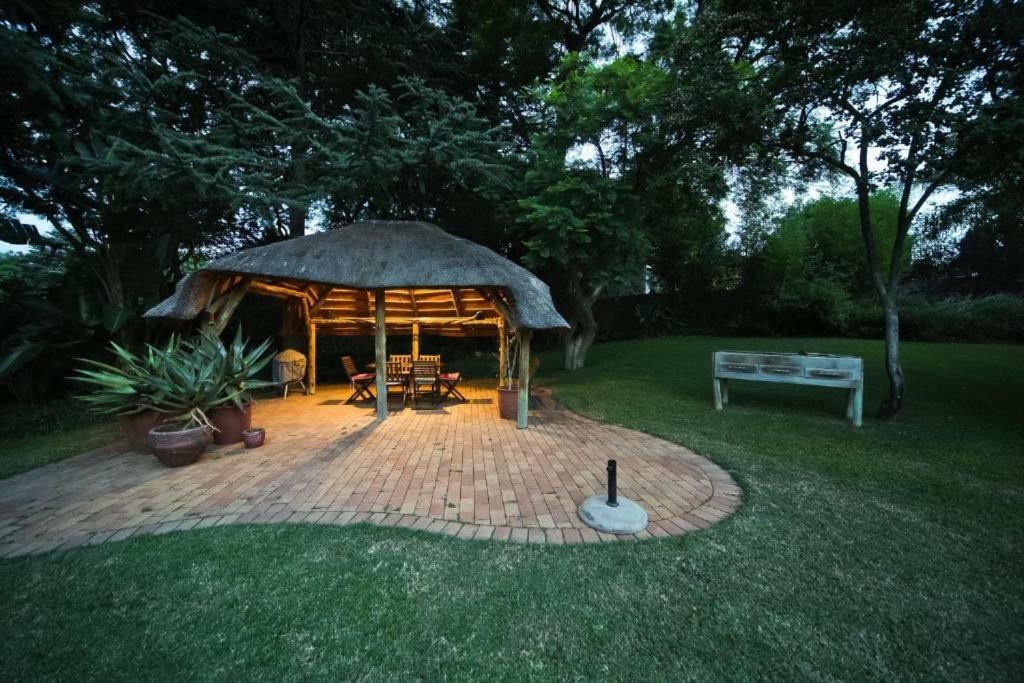 50 On Shepherd Boutique Guest House Sandton Exterior foto